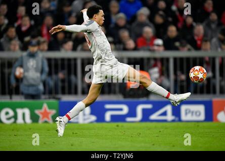 Trento Alexander-Arnold, Liverpool FC, sulla sfera, stadio Allianz Arena di Monaco di Baviera, Germania Foto Stock