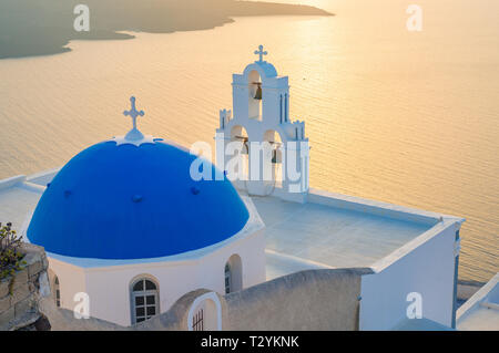 Una vista della Chiesa Cattolica di Koimisi Tis Theotokou, noto come 'tre campane di Fira' sull'isola greca di Santorini Foto Stock