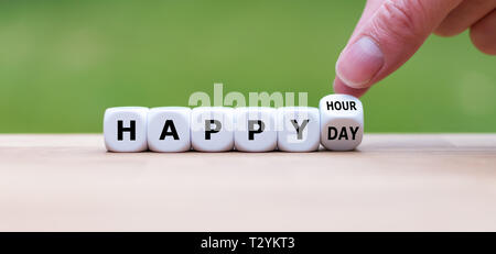 Simbolo per una sollecitazione-giorno libero. Canto diventa un dado e cambia l'espressione 'happy hour' a 'Happy day". Foto Stock