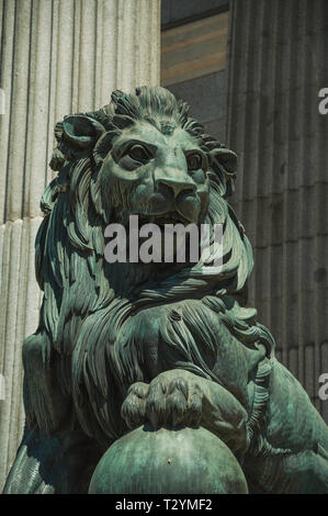 La scultura di imponenti lion fusa in bronzo sulla facciata del Palacio de las Cortes in Madrid. Capitale della Spagna con vibrante e intensa vita culturale. Foto Stock