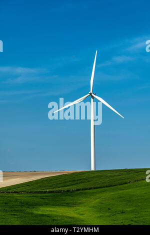 Turbina a vento sotto un cielo blu, Andalusia, Spagna Foto Stock