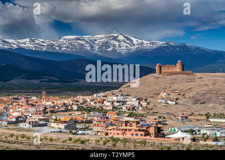 Castillo de la Calahorra castello con la catena montuosa della Sierra Nevada in background, la Calahorra, Andalusia, Spagna Foto Stock