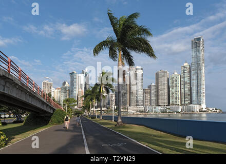 Lungomare di fronte lo skyline, Panama city Foto Stock