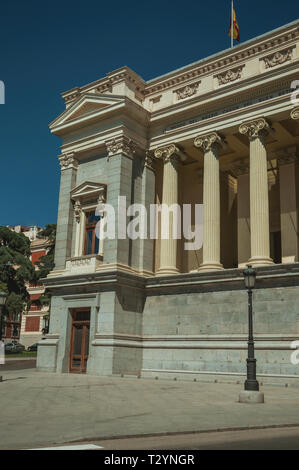 Colonne con capitelli ionici su Casón del Buen Retiro vicino al Museo del Prado di Madrid. Capitale della Spagna con vibrante e intensa vita culturale. Foto Stock