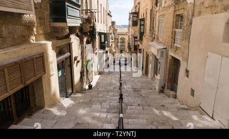 Una tipica strada con gradini in tre città, Malta Foto Stock