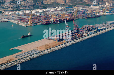 Una nave cisterna naviga nel porto di Barcellona, in Spagna. Foto Stock