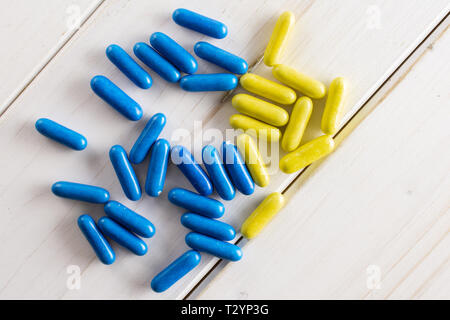 Sacco di tutta blu e giallo dolce liquirizia comfit flatlay su legno bianco Foto Stock