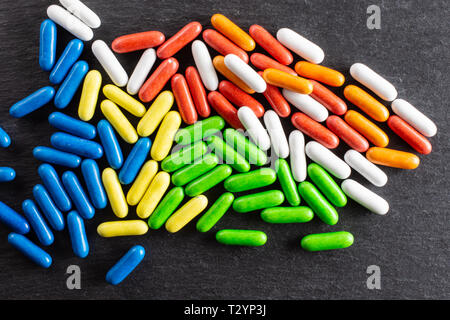 Sacco di tutto il colorato dolce liquirizia comfit flatlay sulla pietra grigia Foto Stock