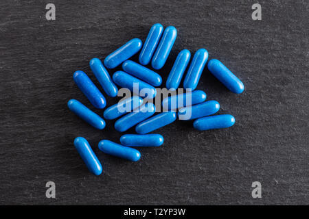 Sacco di tutto il blu di liquirizia dolce comfit flatlay sulla pietra grigia Foto Stock