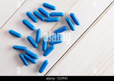 Sacco di tutto il blu di liquirizia dolce comfit flatlay su legno bianco Foto Stock