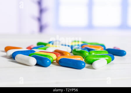 Sacco di tutta la dolce liquirizia comfit heap con finestra blu in background Foto Stock