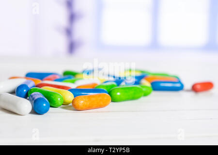 Sacco di tutta la dolce liquirizia comfit con finestra blu in background Foto Stock
