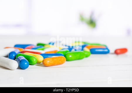 Sacco di tutta la dolce liquirizia comfit con fiori in una cucina bianca Foto Stock