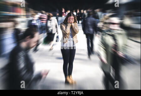 Attacco di panico in luoghi pubblici. Donna con disturbo da panico in città. Psicologia, solitudine, paura o problemi di salute mentale concetto. Depresso persona triste. Foto Stock