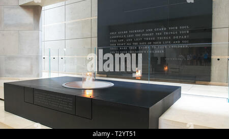 WASHINGTON, DC, Stati Uniti d'America - 10 settembre 2015: la fiamma eterna nella sala del ricordo presso il noi museo commemorativo di Holocaust in Washington, DC Foto Stock