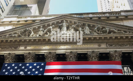 NEW YORK, NEW YORK, Stati Uniti d'America - 15 settembre 2015: immagine ravvicinata della parte esterna della borsa di Wall Street a New York City Foto Stock