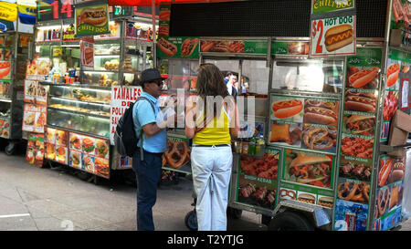 NEW YORK, NEW YORK, Stati Uniti d'America - 15 settembre 2015: i clienti a comprare da mangiare in un cibo carrello distributore nella città di new york Foto Stock