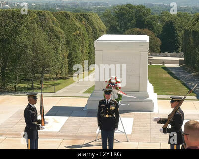 WASHINGTON, Distretto di Columbia, Stati Uniti d'America - 11 settembre 2015: elevato angolo di visione della tomba del milite ignoto presso il Cimitero di Arlington a Washington, DC Foto Stock