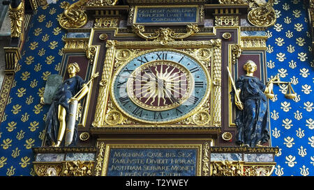 Una vista ravvicinata della conciergerie orologio, il più antico orologio in parigi Foto Stock