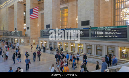NEW YORK, NEW YORK, Stati Uniti d'America - 15 settembre 2015: le schede di partenza all'interno di grand central station in new york Foto Stock