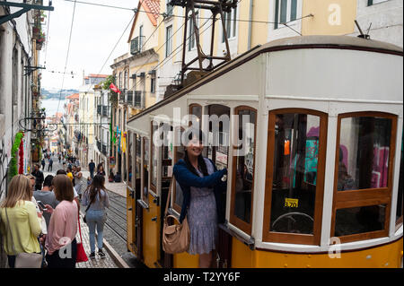 10.06.2018, Lisbona, Portogallo, Europa - turisti in tram Ascensor da Bica noto anche come Bica Funicolare del quartiere storico di Lisbona. Foto Stock