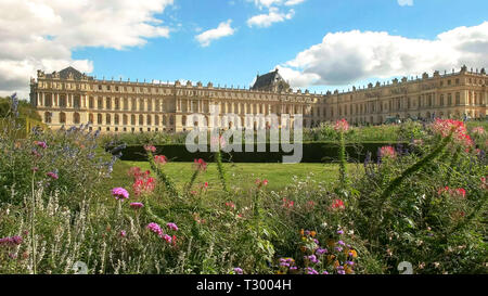 VERSAILLES, Parigi, Francia - 23 settembre 2015: il palazzo e i giardini presso il castello di Versailles a Parigi, Francia Foto Stock