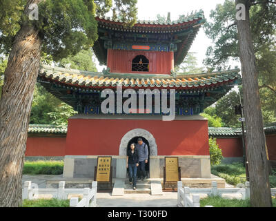 Pechino, Cina- Ottobre 4, 2015: turisti ispezionare una torre campanaria dentro il parco Beihai a Pechino in Cina Foto Stock