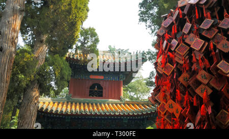In prossimità della torre campanaria dentro il parco Beihai, Pechino e fu in legno Foto Stock