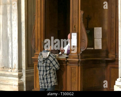 Roma, Italia - 30 settembre 2015: un ragazzo di eseguire la confessione cattolica presso la basilica di santa maria maggiore in roma, Italia Foto Stock