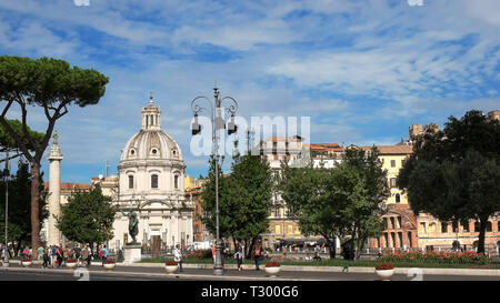 Roma, Italia - 29 settembre 2015: una vista esterna della chiesa del Santissimo Nome di Maria a Roma, Italia Foto Stock