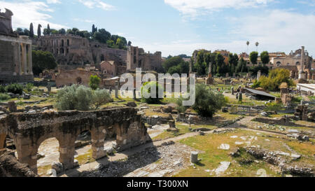 La mattina con un ampio angolo di visione del sito dell antica forum in roma, Italia Foto Stock