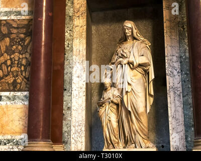 Roma, Italia - 29 settembre 2015: colpo di una statua all'interno del Pantheon di Roma, Italia Foto Stock