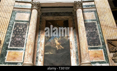 Roma, Italia - 29 settembre 2015: colpo di un dipinto e colonne a Roma Pantheon, uno dei più antichi restanti strutture intatte Foto Stock