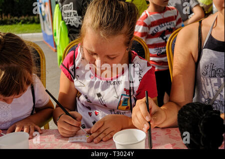 Tyumen, Russia - Agosto 26, 2016: Open Day di Sberbank per bambini. Salone di bellezza sito. La ragazza di vernici schema chiodi Foto Stock