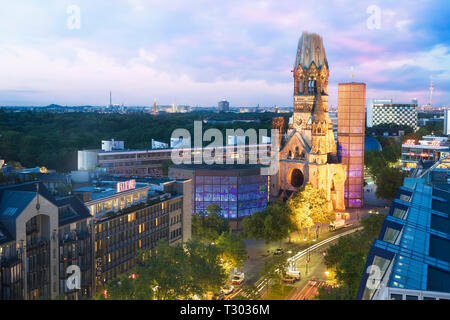 Vista in elevazione del Kaiser Wilhelm Memorial Church al tramonto, Foto Stock