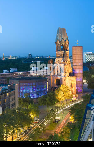 Vista in elevazione del Kaiser Wilhelm Memorial Church al tramonto, Foto Stock