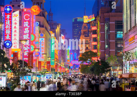 Nanjing Road al crepuscolo, Shanghai, Cina Foto Stock