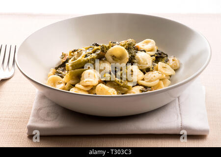 Ciotola di orecchiette con cime di rapa, o Orecchiette con broccoli rabe, dalla Puglia, un tradizionale piatto italiano Foto Stock