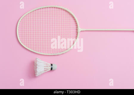 Badminton volano isolato sullo sfondo rosa. Foto Stock