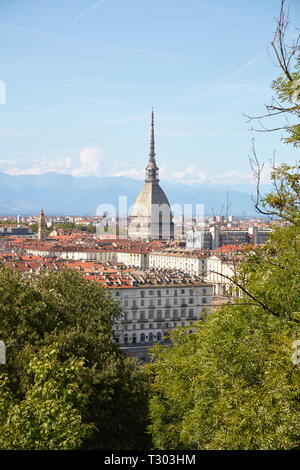 La Mole Antonelliana la torre e la città di Torino in una soleggiata giornata estiva in Italia Foto Stock