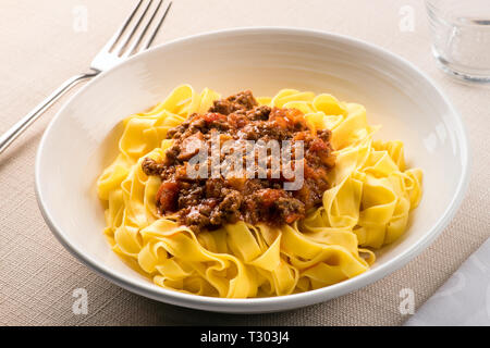 Piatto regionale di Taglietelle al ragu, dalla regione Emilia Romagna di Italia con gli spaghetti e rabboccato con la saporita carne macinata e carote Foto Stock