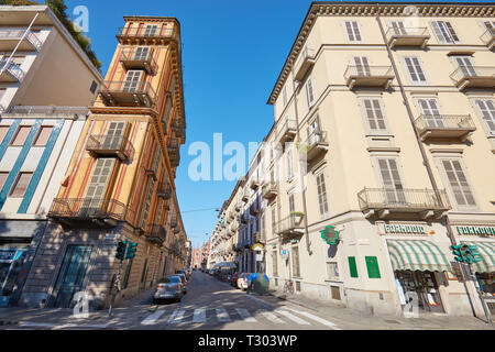 Torino, Italia - 21 agosto 2017: Scaccabarozzi slim house conosciuto anche come fetta di polenta da Alessandro Antonelli architetto in una giornata di sole in Italia Foto Stock