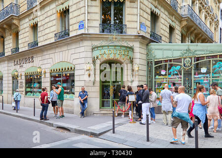 Parigi, Francia - 22 luglio 2017: Laduree famoso negozio di pasticceria esterno con cittadini e turisti a Parigi, Francia. Foto Stock