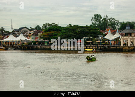 Una barca che attraversa il fiume Sarawak nella città di Kuching, Sarawak Foto Stock