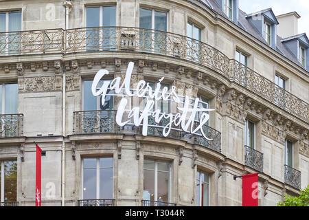 Parigi, Francia - 22 luglio 2017: Galeries Lafayette Luxury department store in segno di Parigi, Francia. Foto Stock