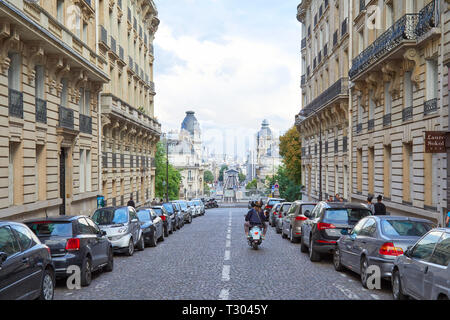 Parigi, Francia - 22 luglio 2017: Street a Parigi con la prospettiva, l uomo e la donna a cavallo ciclomotore in Francia Foto Stock