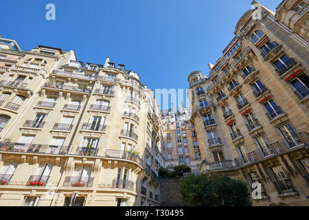 Parigi, Francia - 21 luglio 2017: antichi edifici di lusso facciata, basso angolo vista in una soleggiata giornata estiva a Parigi, Francia Foto Stock