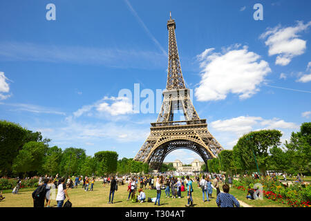 Parigi, Francia - 21 luglio 2017: la Torre Eiffel di Parigi e il verde Campo di Marte prato con cittadini e turisti in una soleggiata giornata estiva, cielo blu Foto Stock