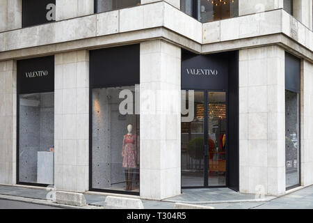 Parigi, Francia - 22 luglio 2017: Valentino fashion store di lusso in avenue Montaigne a Parigi, Francia. Foto Stock