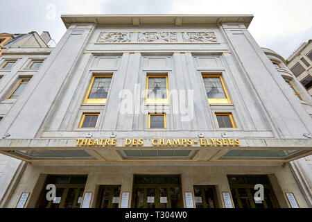 Parigi, Francia - 22 luglio 2017: Champs Elysees theatre facciata con segno d'oro in estate a Parigi, Francia Foto Stock